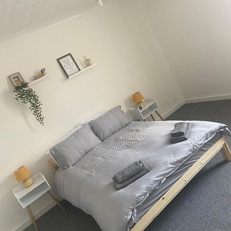 Cheerful 2 Bedroom House Hindley Bagian luar foto