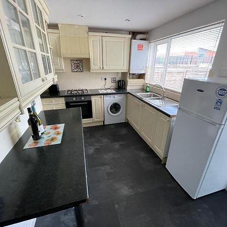 Cheerful 2 Bedroom House Hindley Bagian luar foto