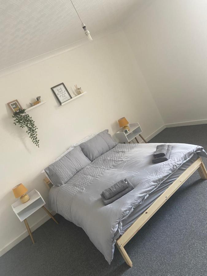 Cheerful 2 Bedroom House Hindley Bagian luar foto