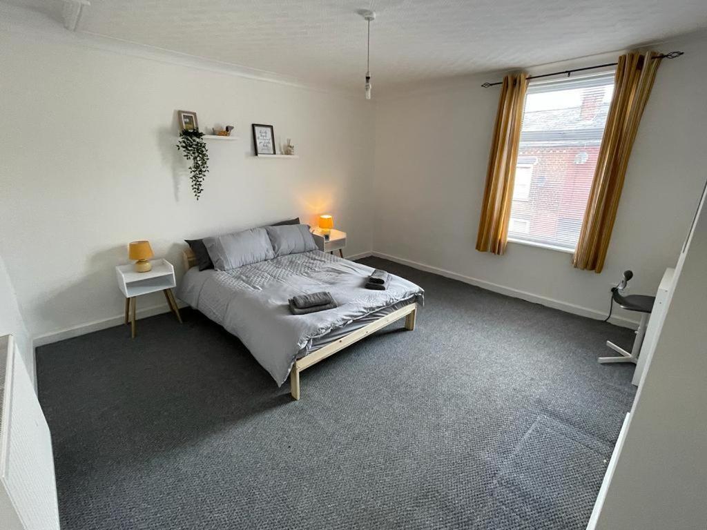 Cheerful 2 Bedroom House Hindley Bagian luar foto