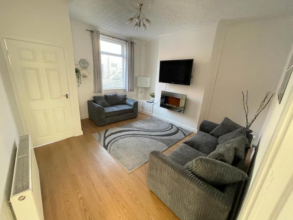 Cheerful 2 Bedroom House Hindley Bagian luar foto